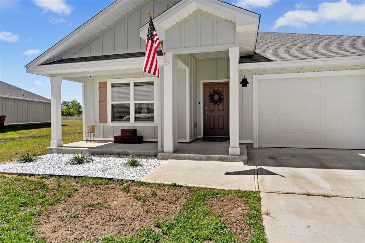 Property Photo: 810 Otto Loop Loop FL 32539