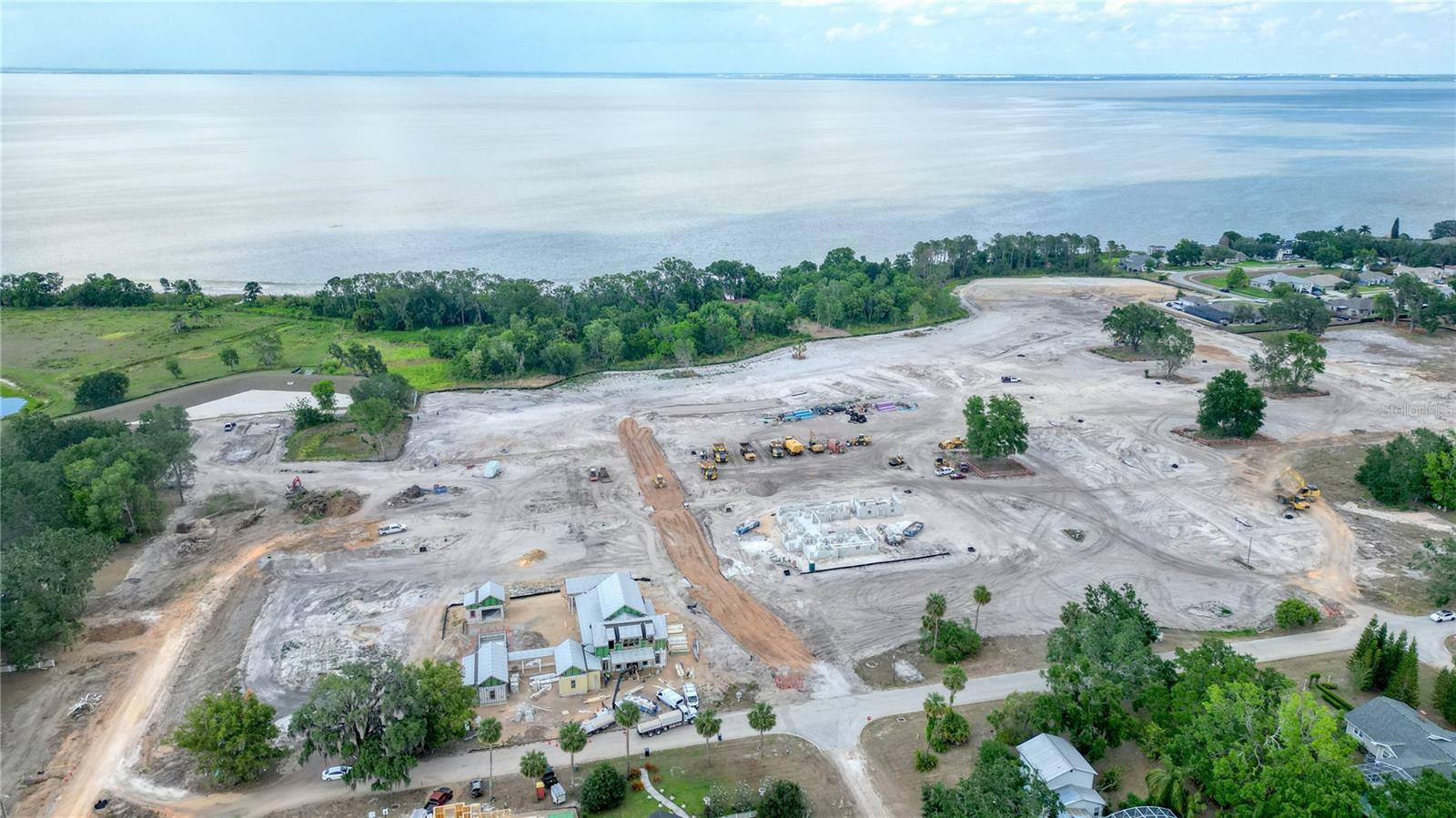 Property Photo: 510 N Nixon Street FL 34787
