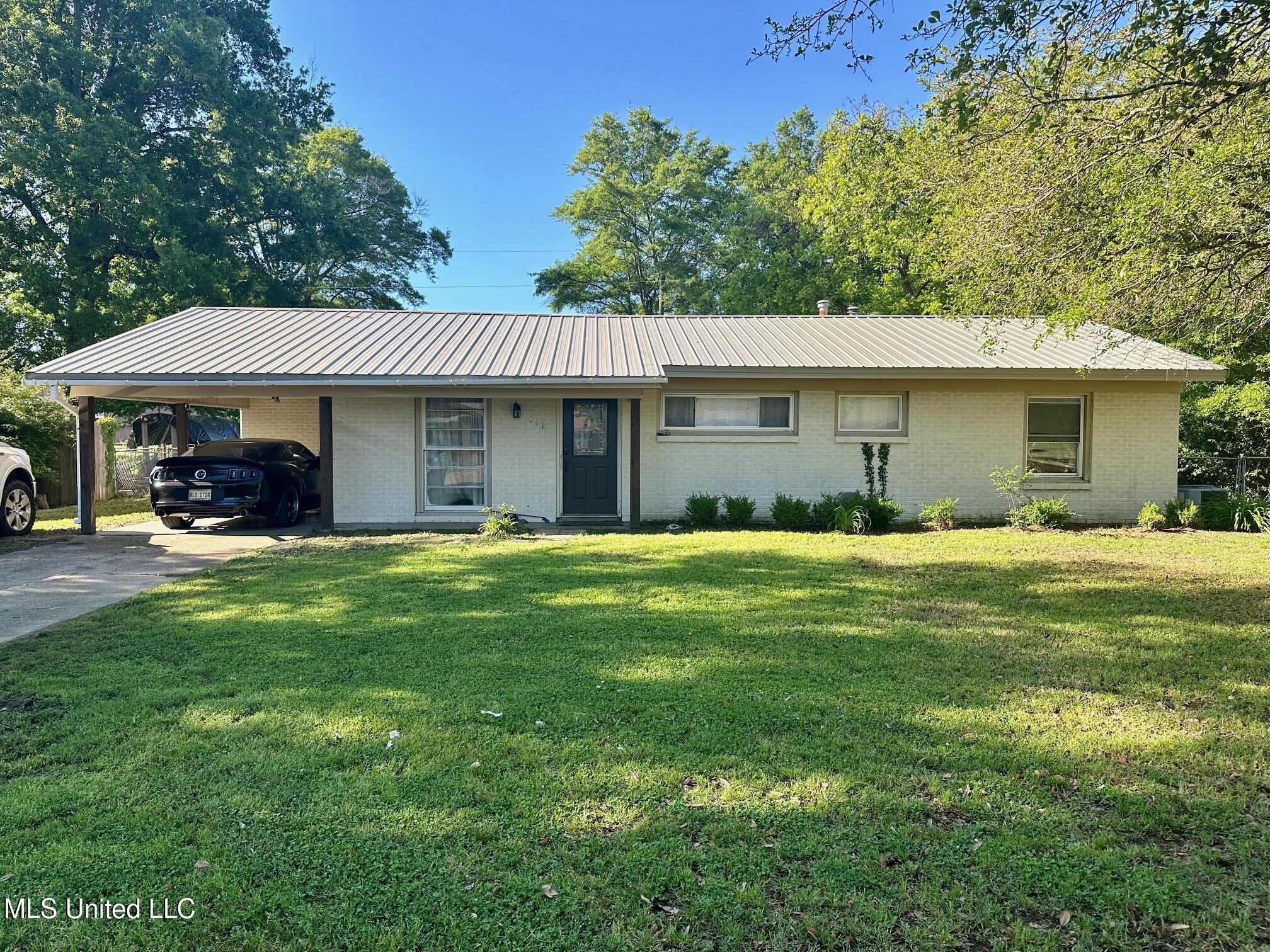Property Photo:  111 Thomas Street  MS 38732 