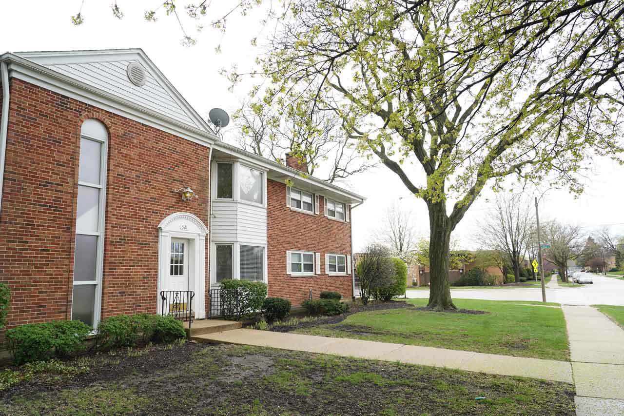 Property Photo: 527 W Eastman Street W 1A IL 60005