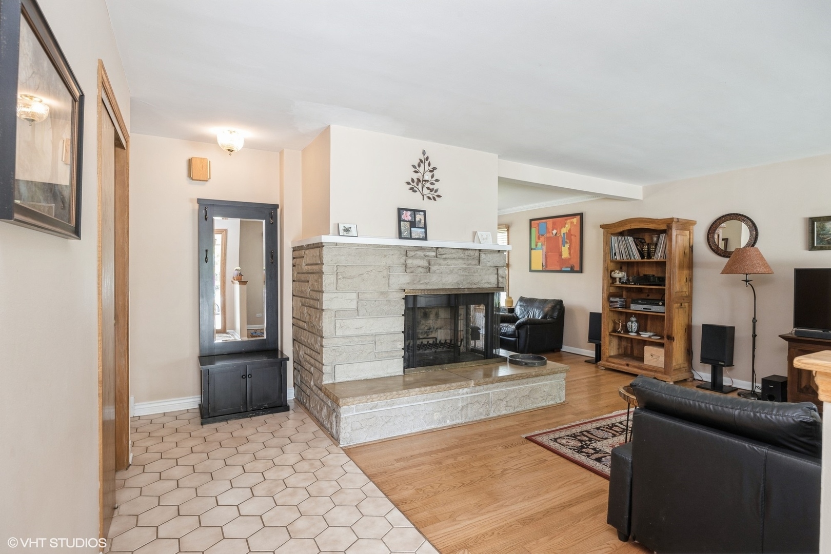 Property Photo: 221 Huntington Court IL 60526