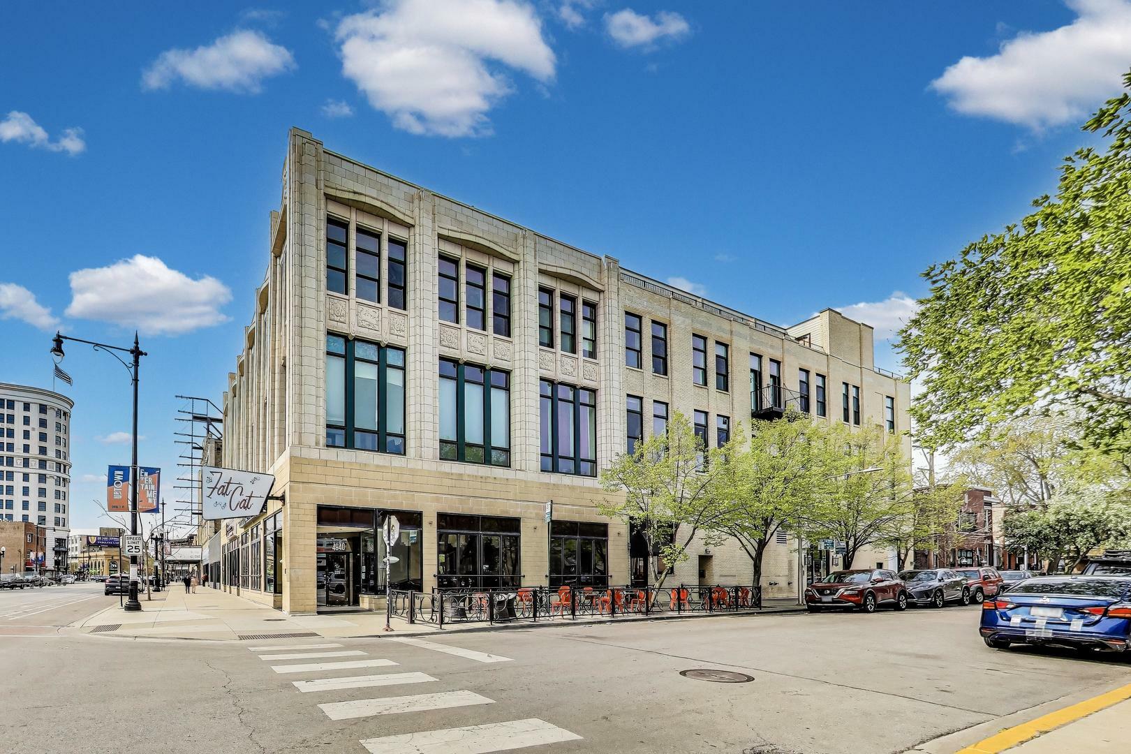 Property Photo: 1215 W Gunnison Street 205 IL 60640