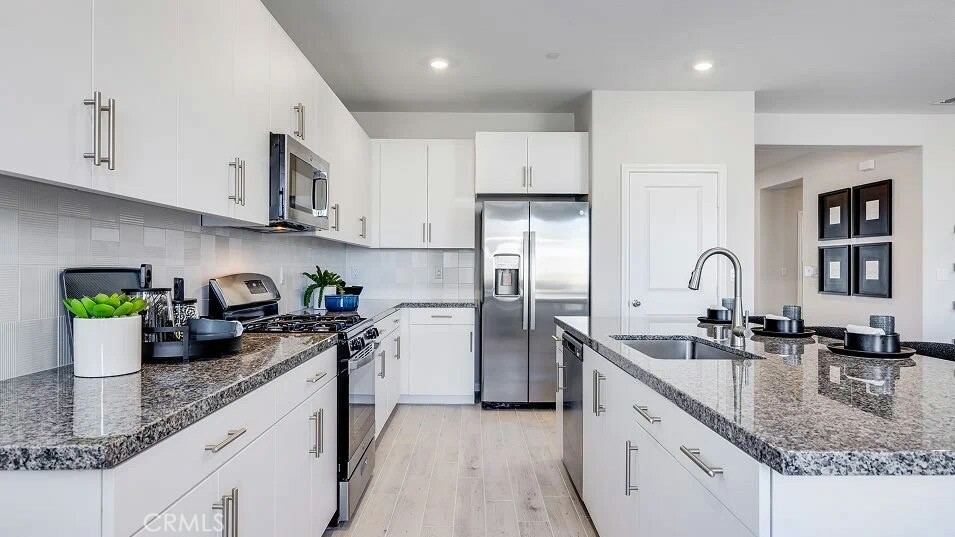 Property Photo:  15402 Avenida De Cielo  CA 92240 