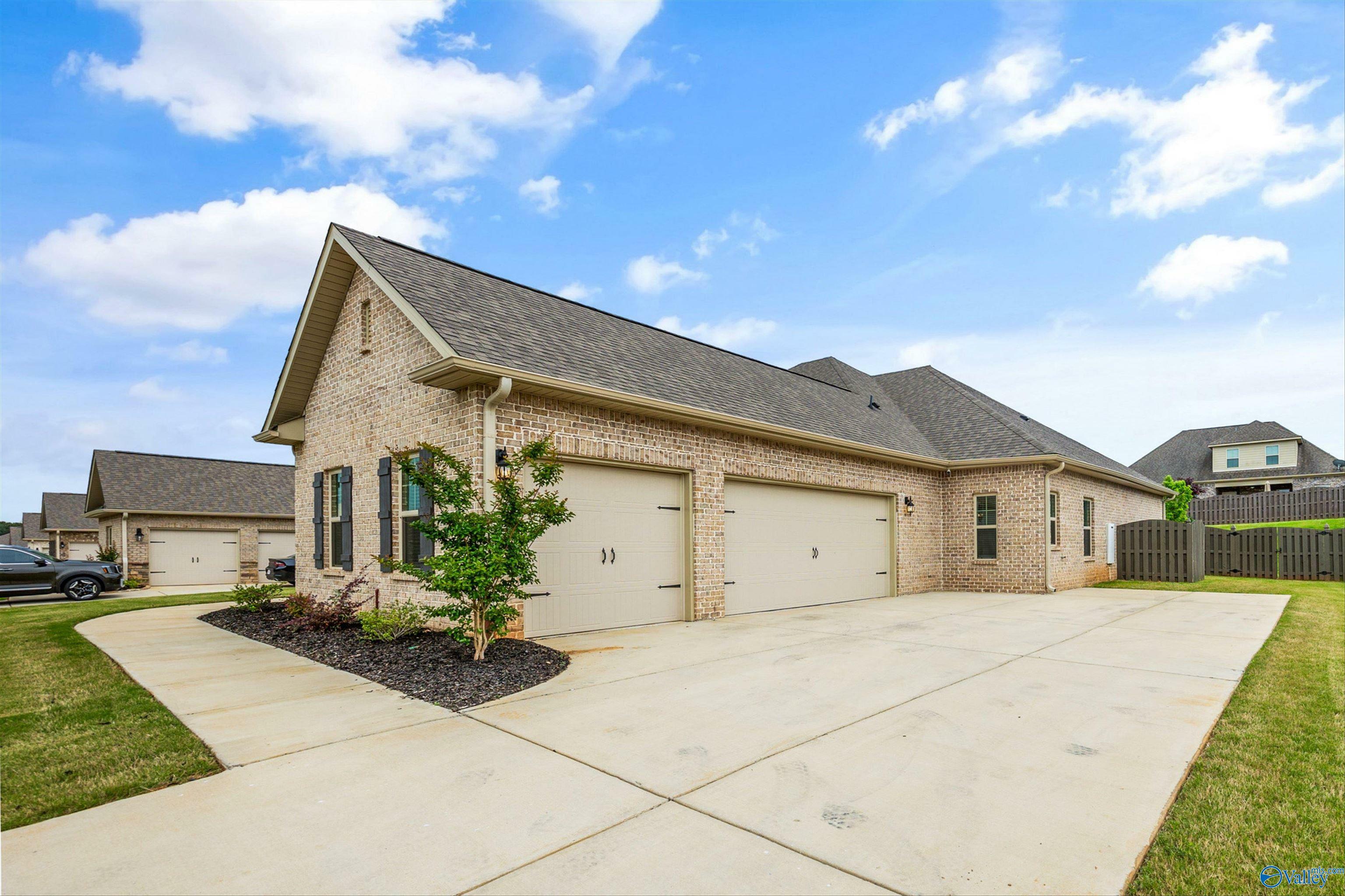 Property Photo: 210 Maureen Drive AL 35756