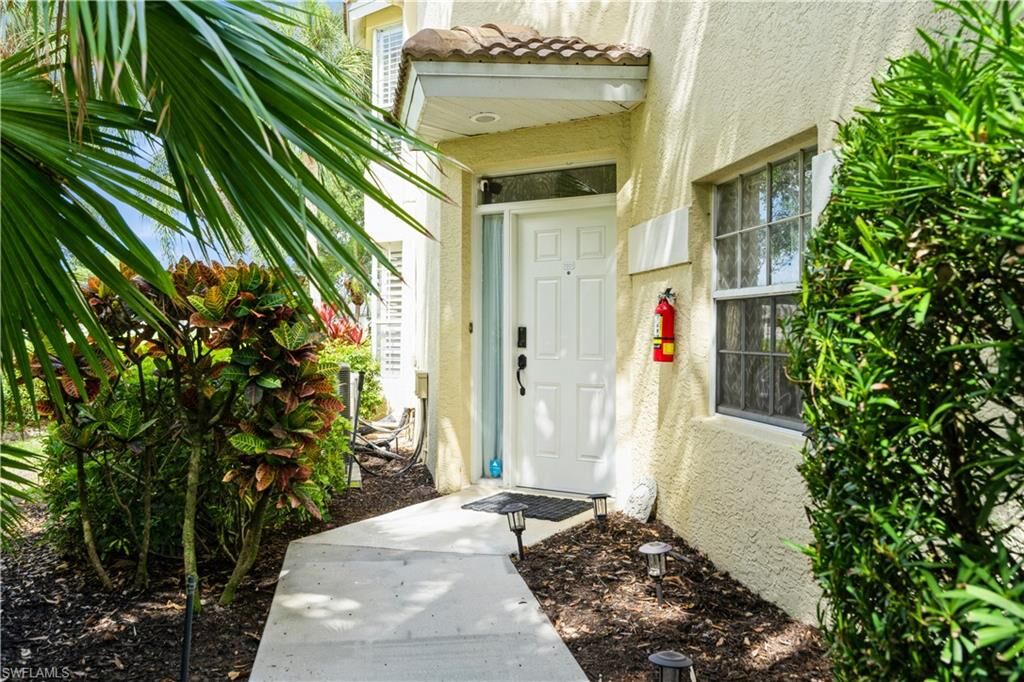 Property Photo:  81 Silver Oaks Cir 7-201  FL 34119 