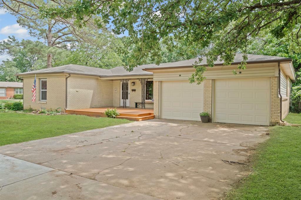 Property Photo: 356 Bedford Court E TX 76022