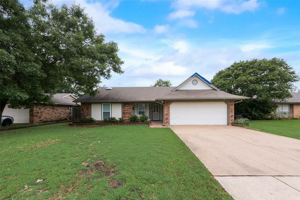 Property Photo: 728 Kensington Lane TX 76063