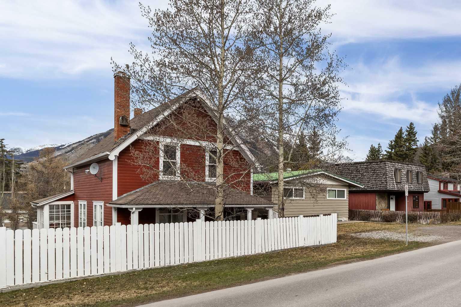 Property Photo: 203 Otter Street AB T1L 1A3
