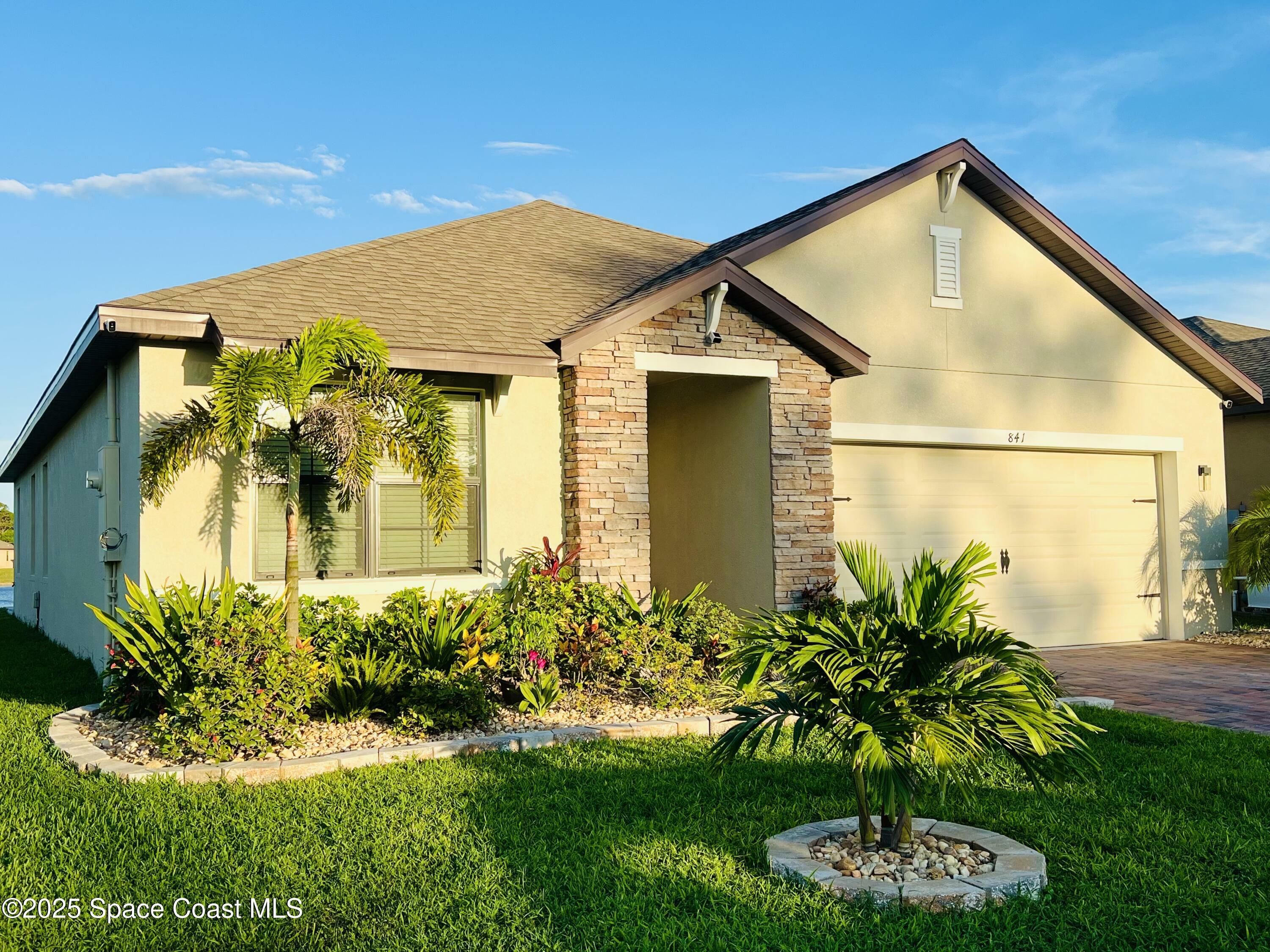 Property Photo: 841 Old Country Road SE FL 32909