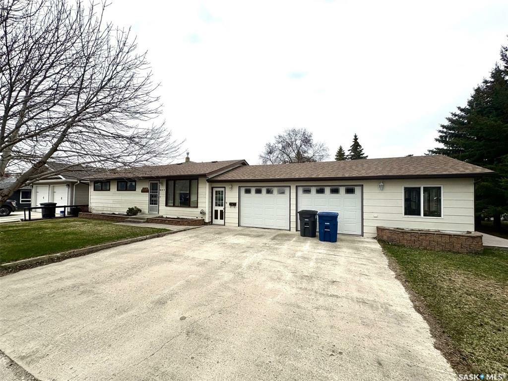 Property Photo: 807 Elsinore Street SK S0G 5C0
