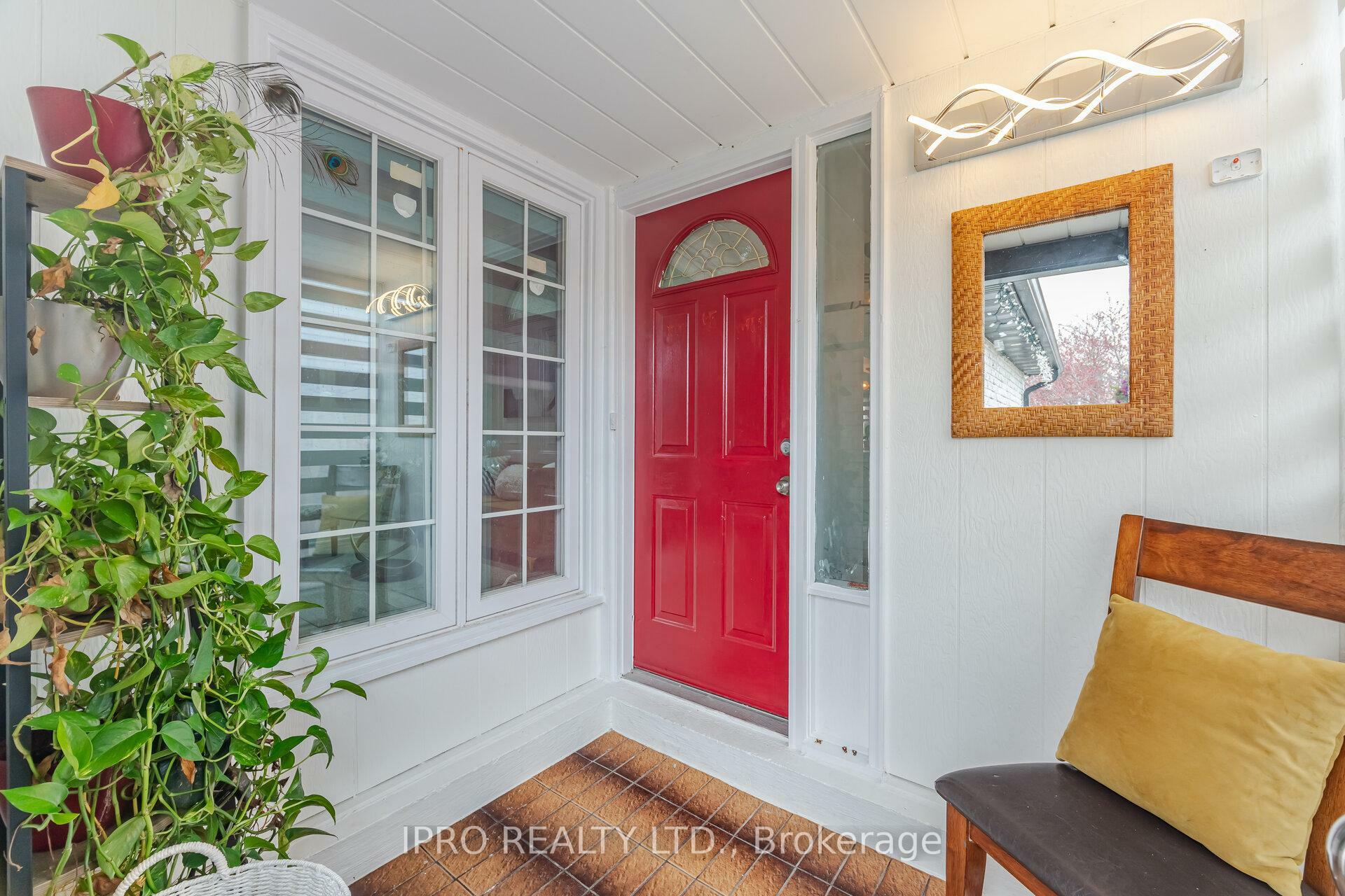 Property Photo: 738 Greycedar Crescent ON L4W 3J8