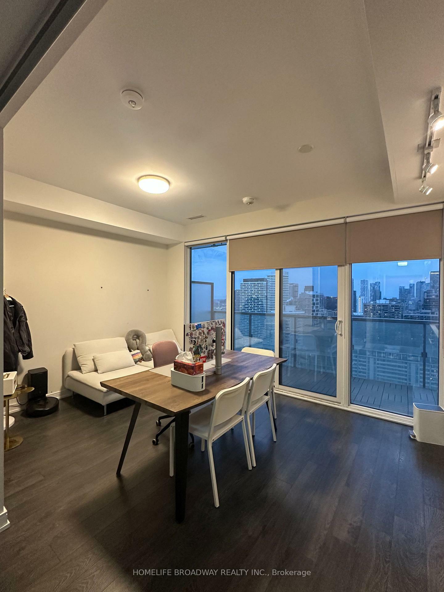 Property Photo: 28 Wellesley Street E 3103 ON M4Y 0C4