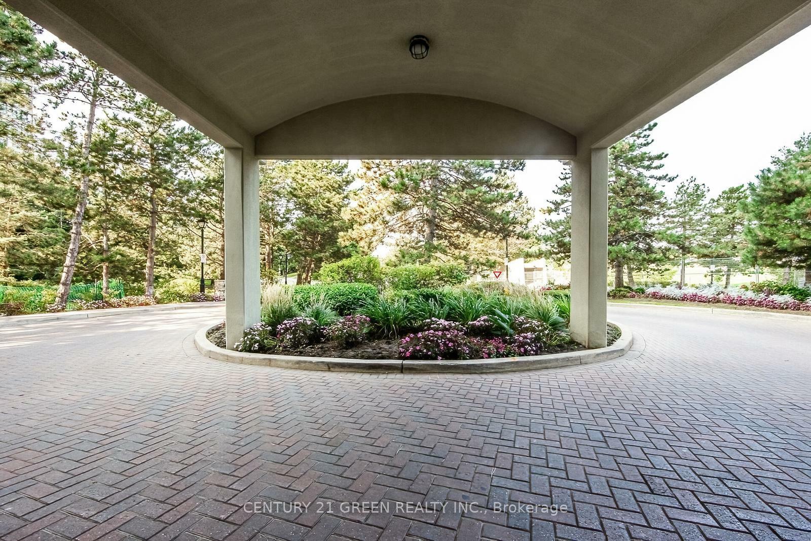 Property Photo: 22 Hanover Road 1503 ON L6S 5K7