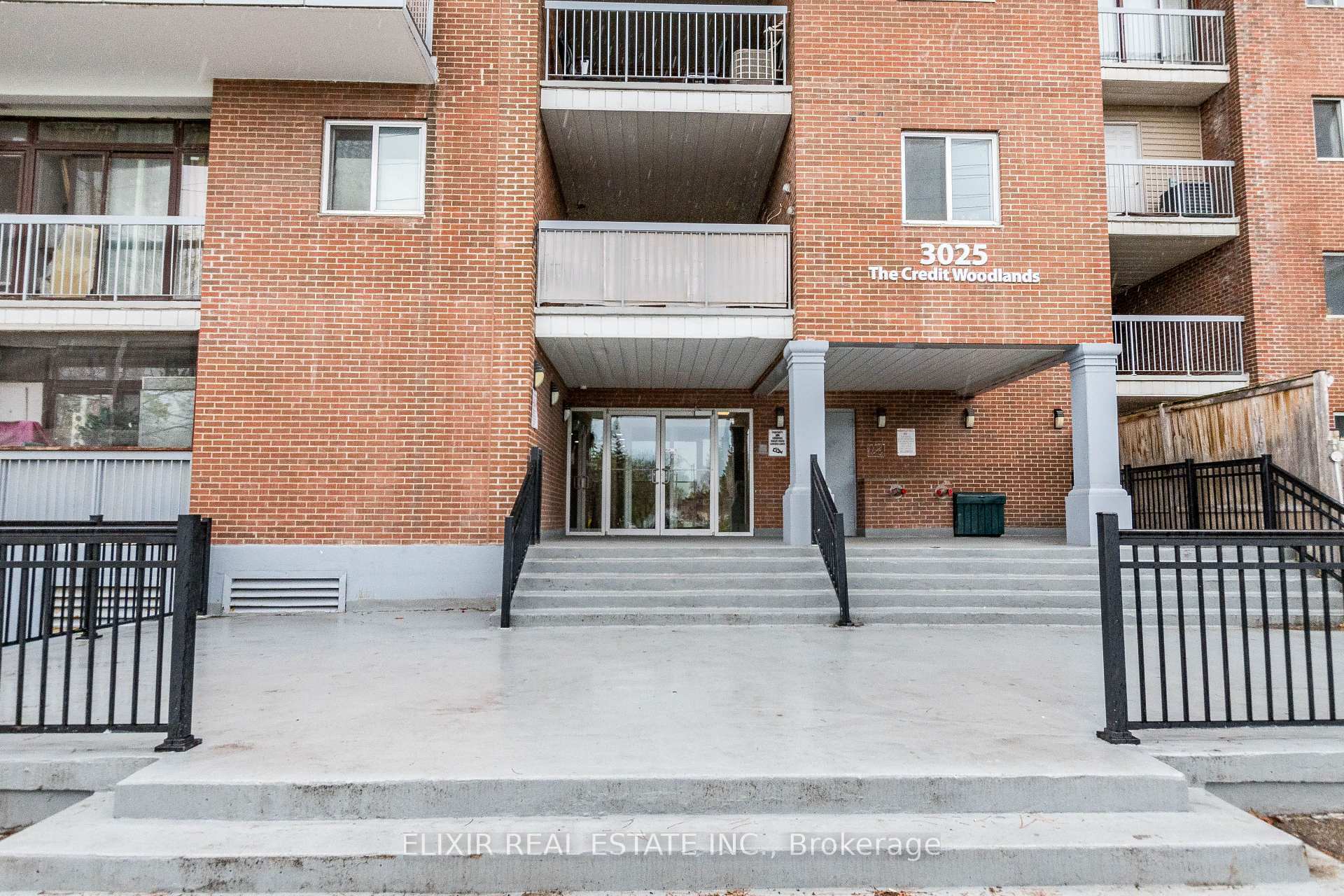 Photo de la propriété: 3025 The Credit Woodlands Drive 336 ON L5C 2V3