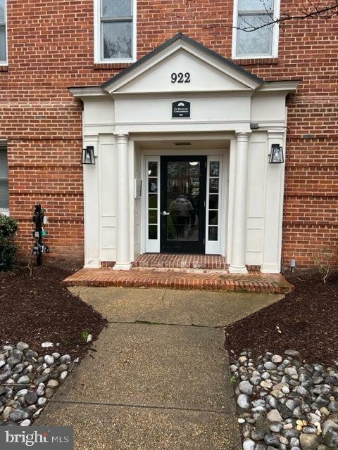 Property Photo: 922 S Washington Street 313 VA 22314