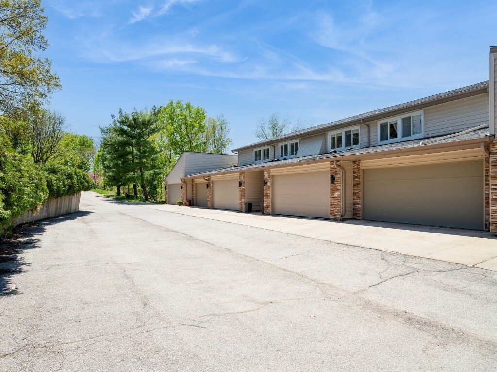 Property Photo: 1735 Applewood Court NE IA 52402