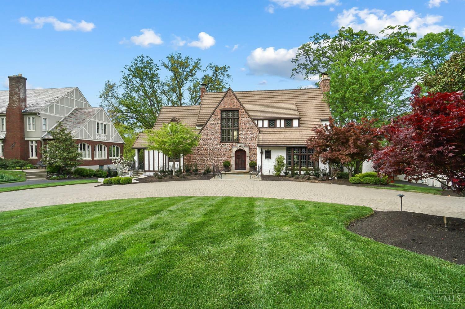 Property Photo: 3112 Victoria Avenue OH 45208