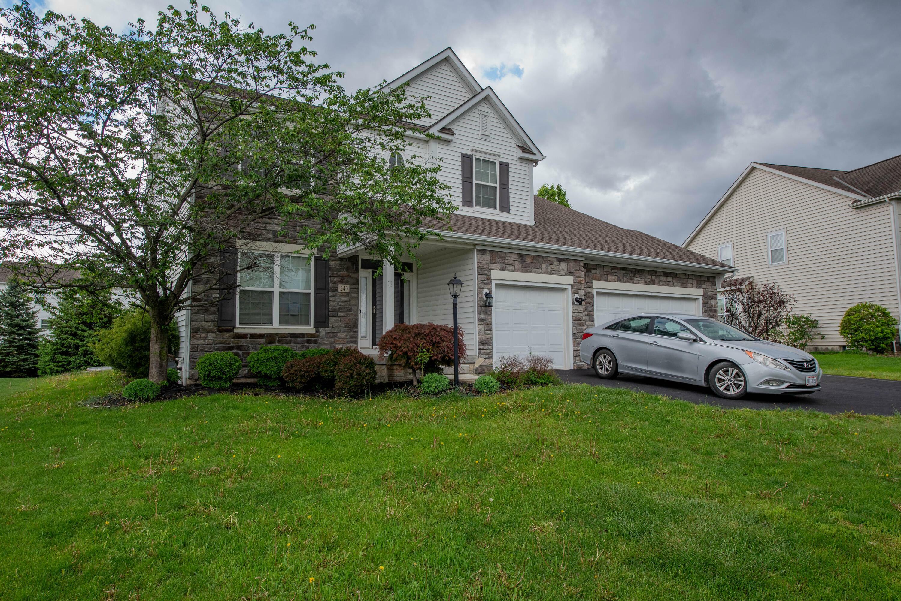 Property Photo: 240 Fox Glen E Drive OH 43147