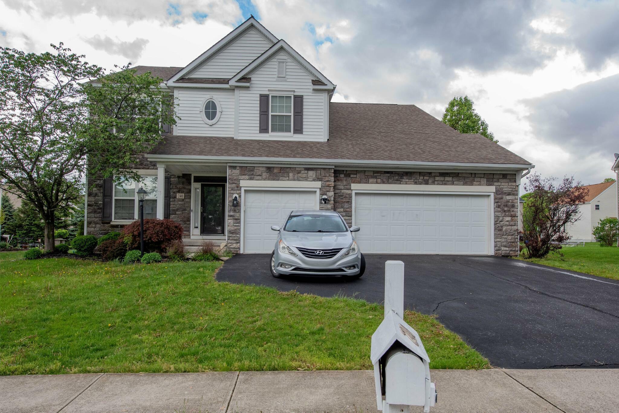 Property Photo: 240 Fox Glen E Drive OH 43147