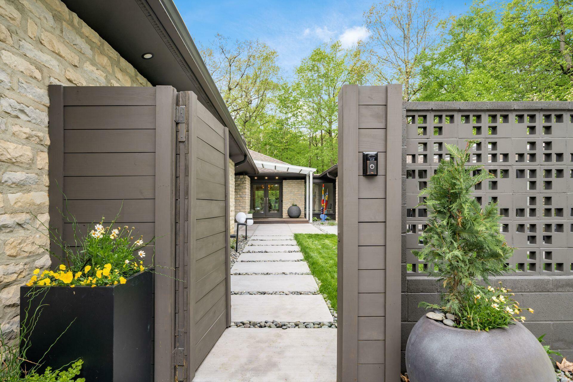 Property Photo: 4949 Oldbridge Drive OH 43220