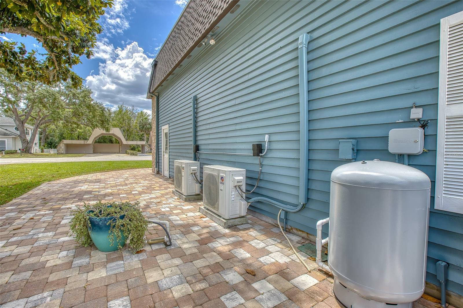 Property Photo: 2551 Cross Country Drive FL 32128