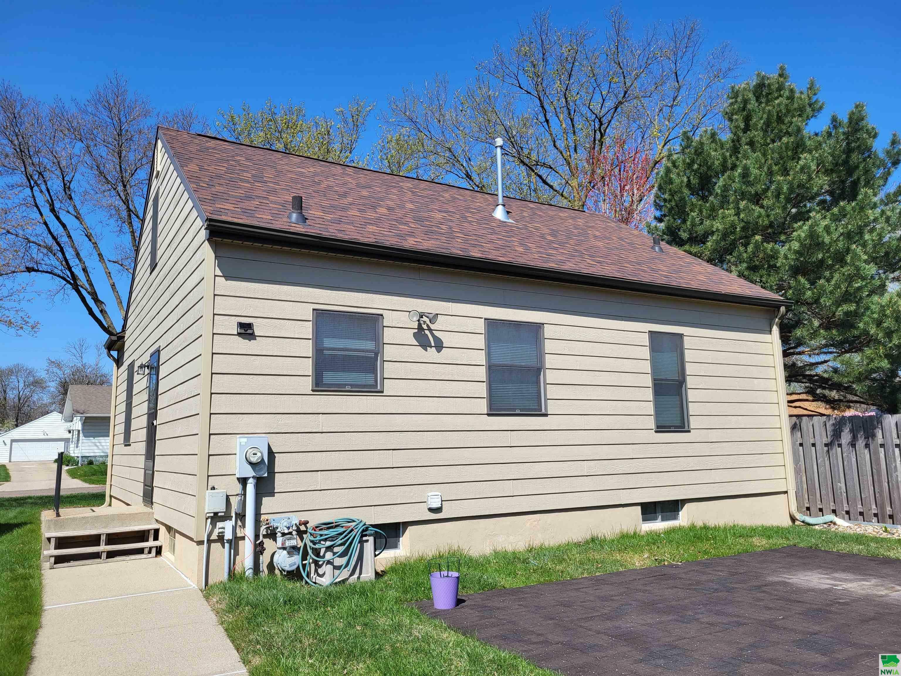 Property Photo: 2512 S Cypress St IA 51106