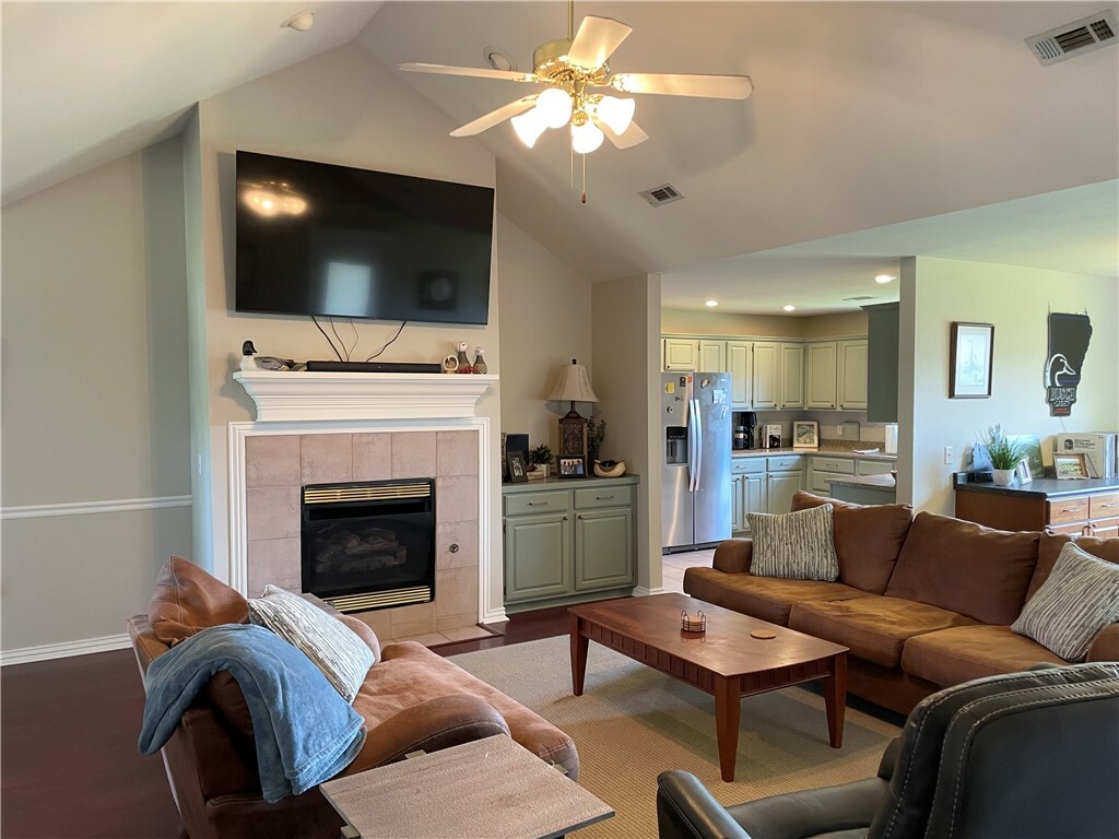 Property Photo: 814 Irelan Street AR 72745