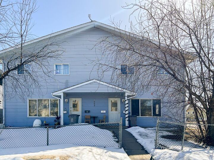 Property Photo: 10029 105 Avenue C AB T8V 1H2