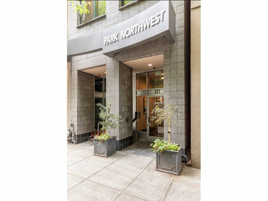 Property Photo: 327 NW Park Ave #3A OR 97209