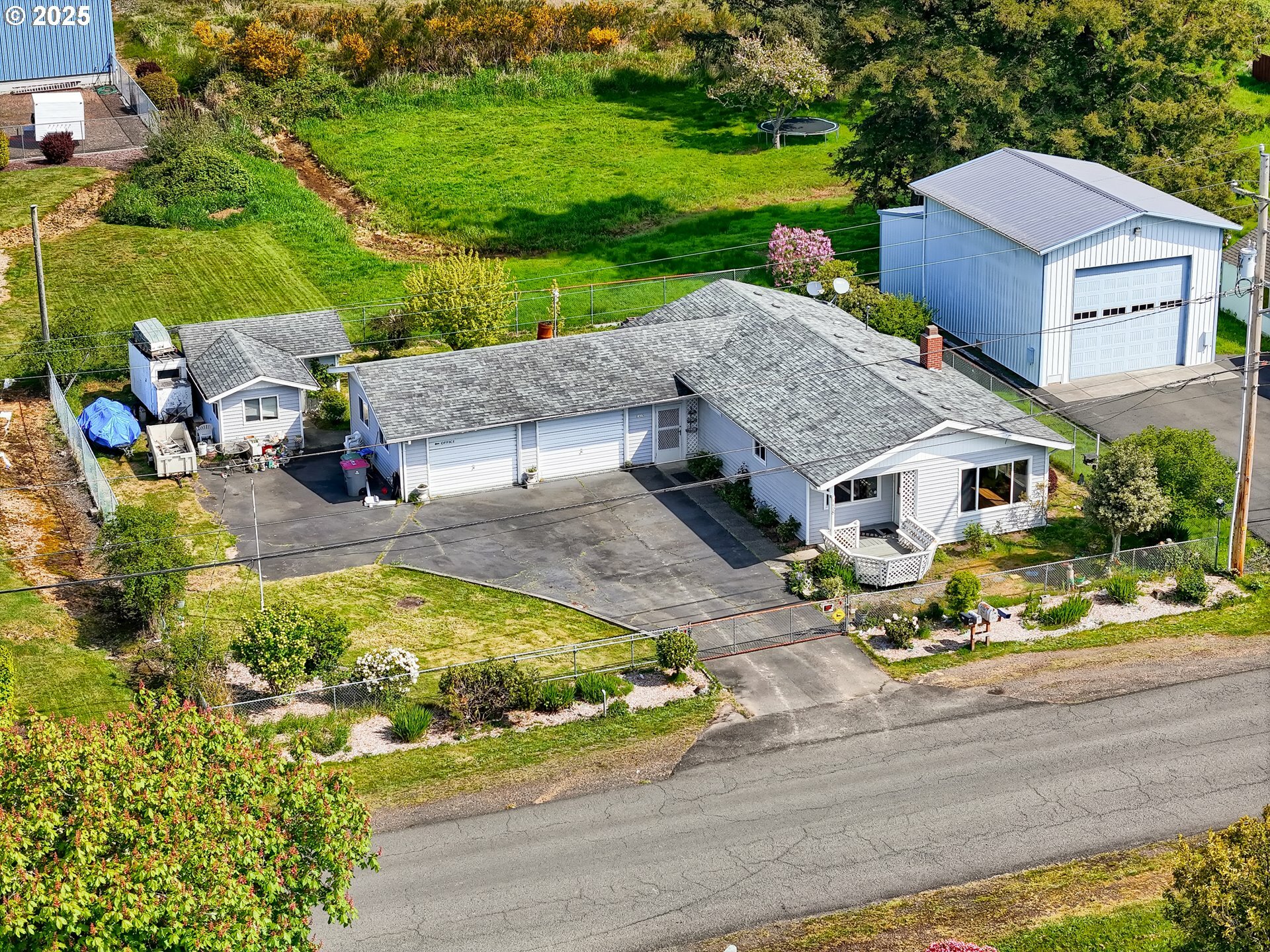 Property Photo: 1425 SE 12th Pl OR 97146