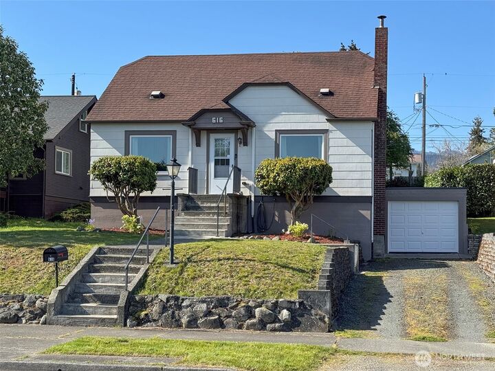 Property Photo: 616 E 10th Street WA 98362