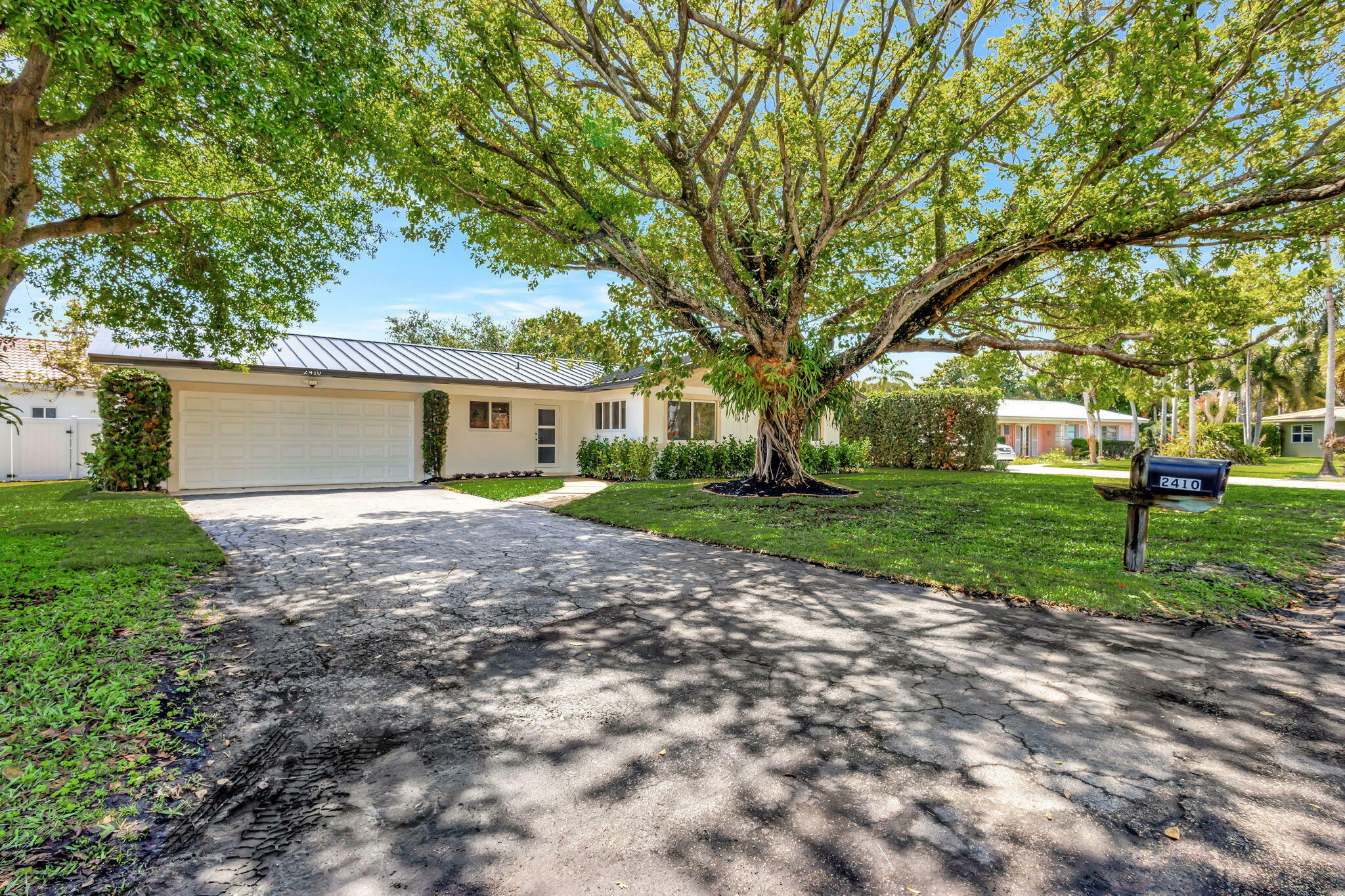 Property Photo:  2410 SW 1st Street  FL 33435 