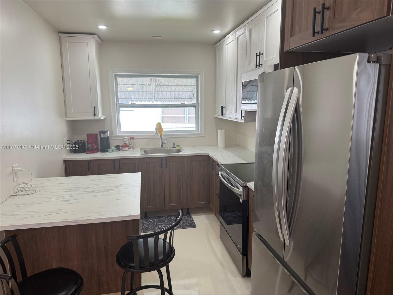 Property Photo: 825 NE 6th St 1 FL 33009