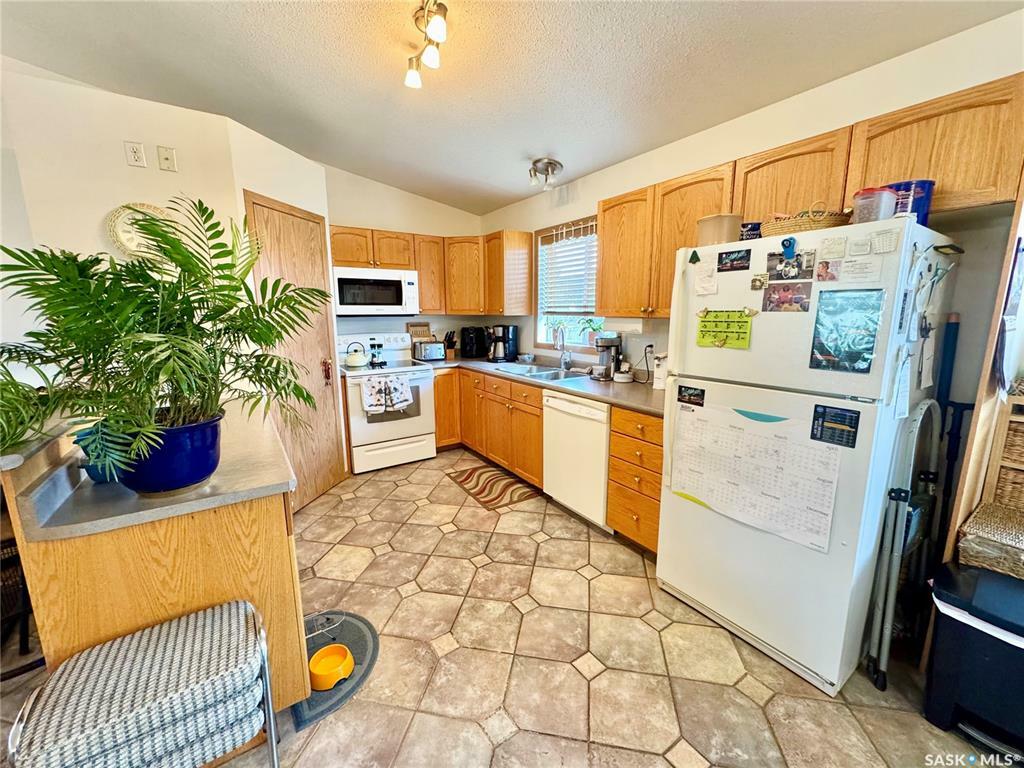 Property Photo: 433 Adams Crescent SK S6V 7K6