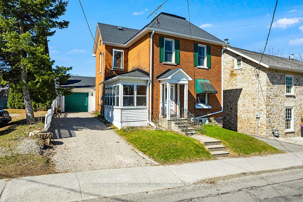 Photo de la propriété: 32 Drummond Street E ON K7H 1E9