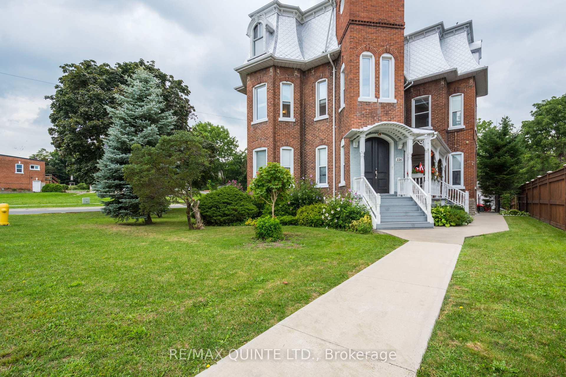 Property Photo: 116 King Street 3 ON K8V 3W3