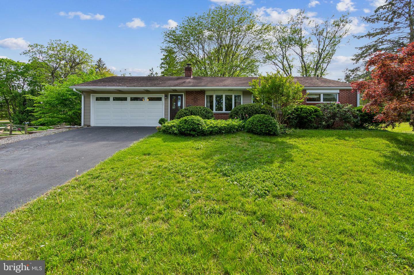 Property Photo: 504 Meadowpark Lane PA 19063