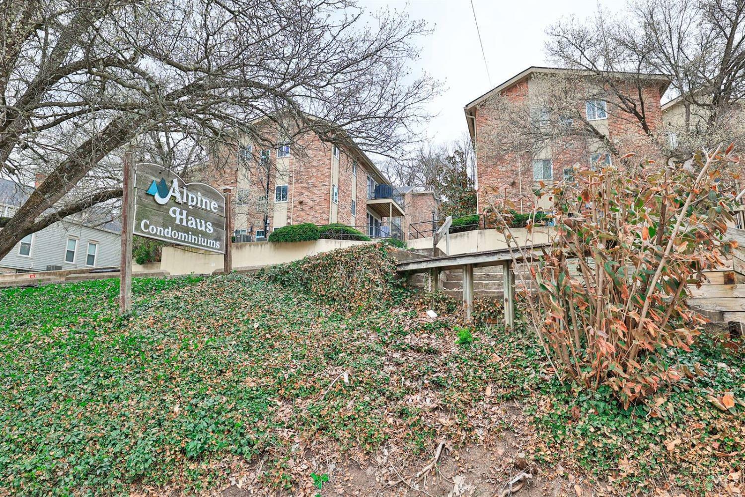 3069 Alpine Terrace  Cincinnati OH 45208 photo