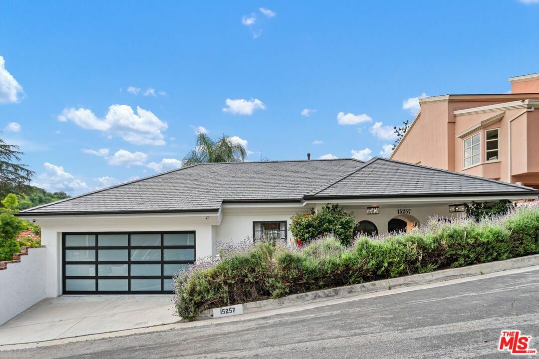 Property Photo: 15257 Encanto Dr CA 91403