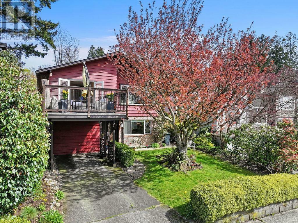 Property Photo: 3300 Mahon Avenue BC V7N 3T5