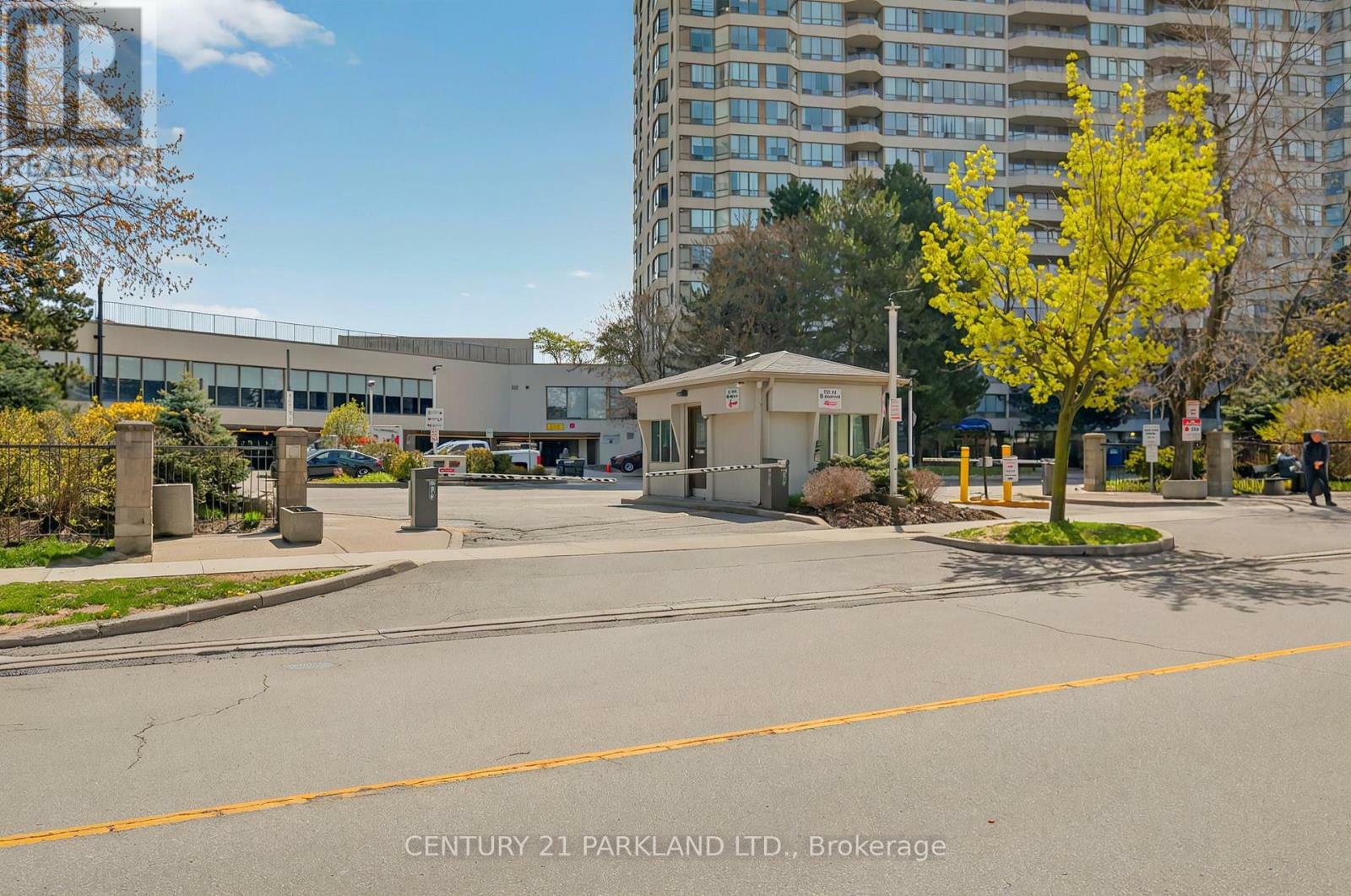 Property Photo: 5 Greystone Walk Drive 1617 ON M1K 5J5