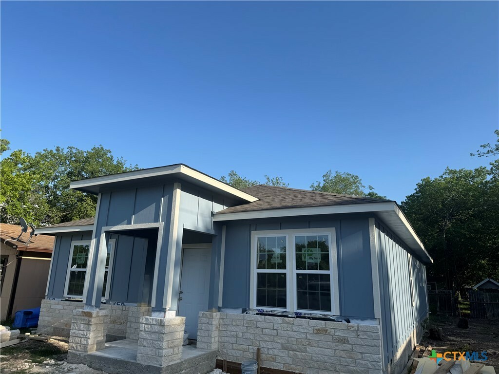 Property Photo: 717 Avenue C TX 78155