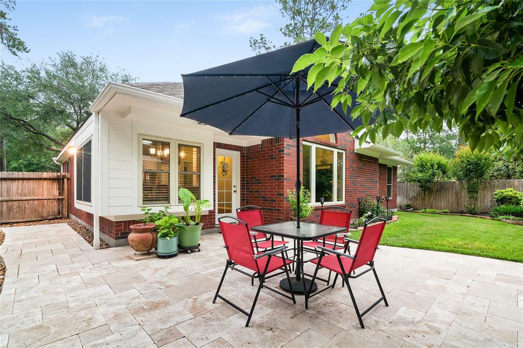 Property Photo: 116 N Acacia Park Circle TX 77382