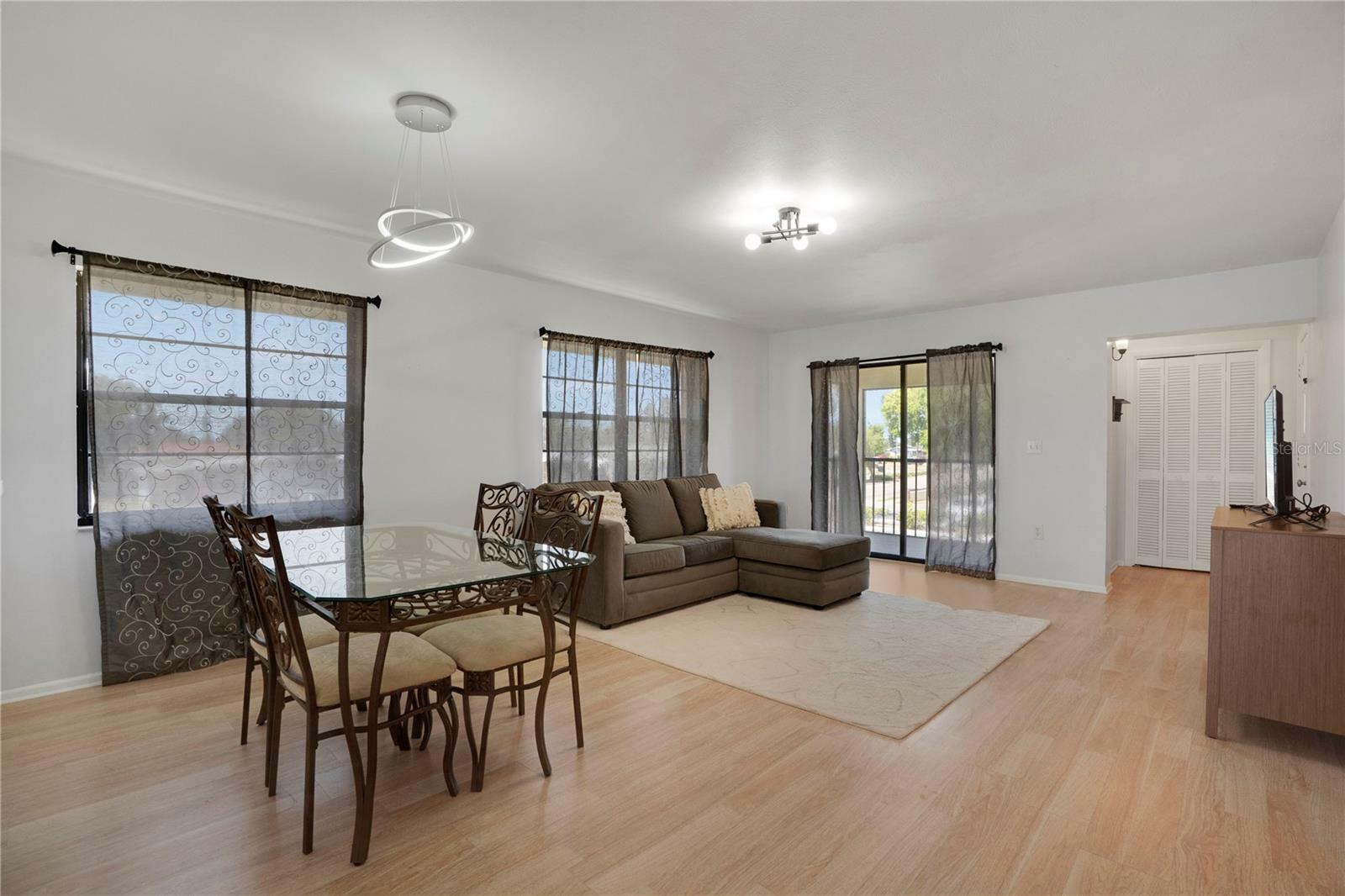 Property Photo: 2415 Bayshore Gardens Parkway 8 FL 34207