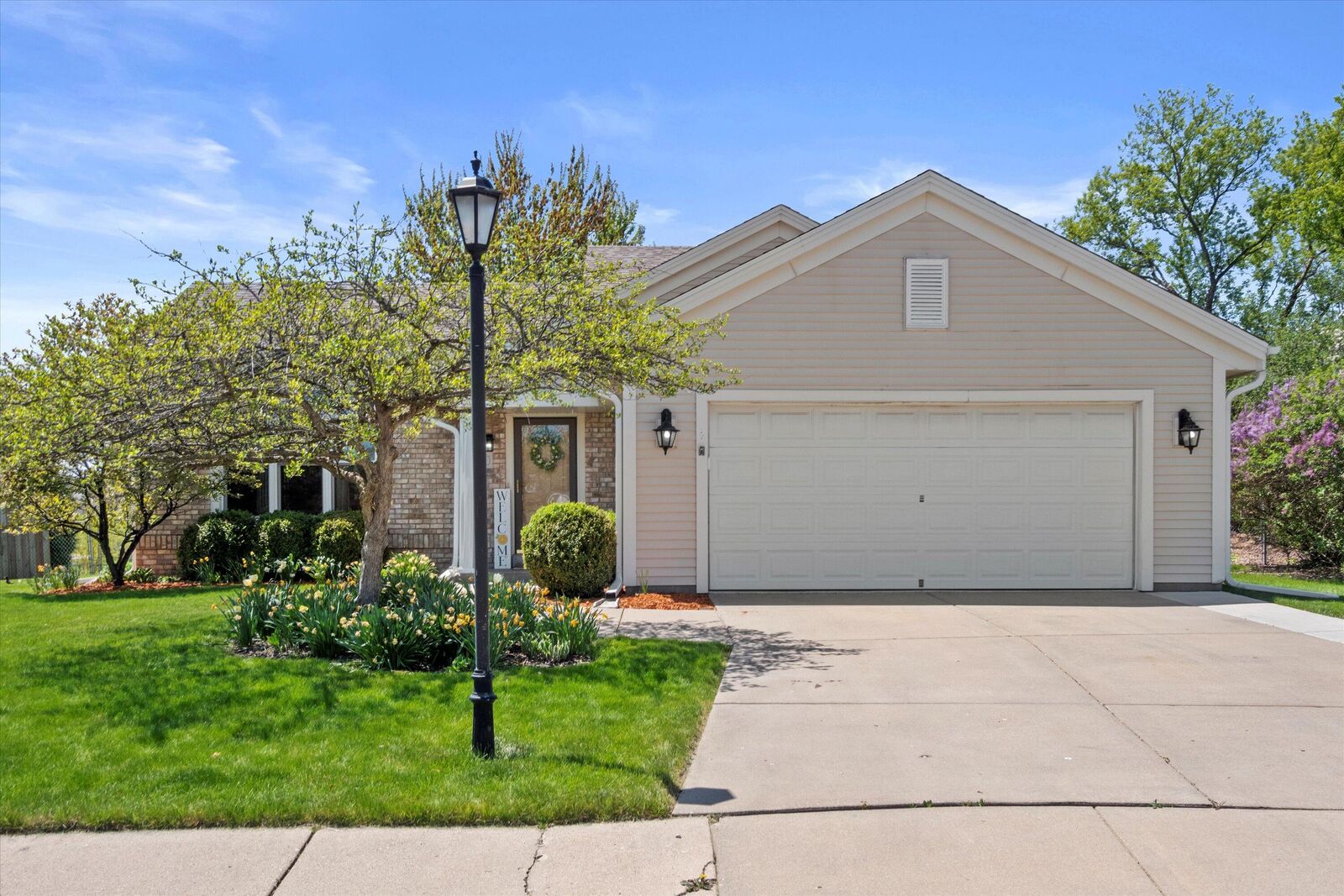 Property Photo:  2103 Somerset Ct  WI 53186