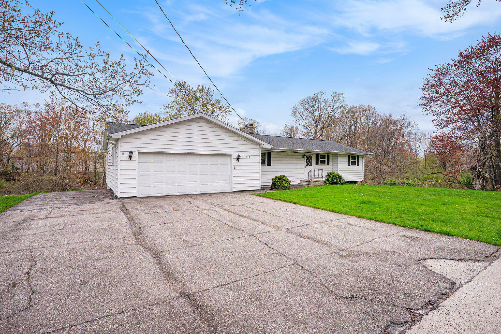 Property Photo: 1634 Woodlawn Avenue MI 49417