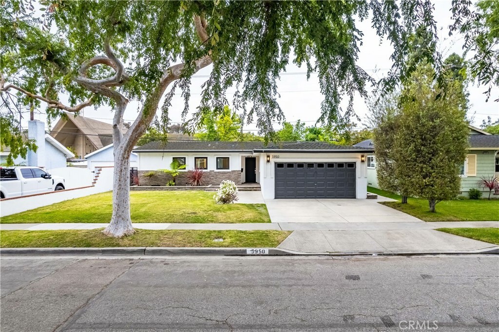 Property Photo: 5950 E Walton Street CA 90815