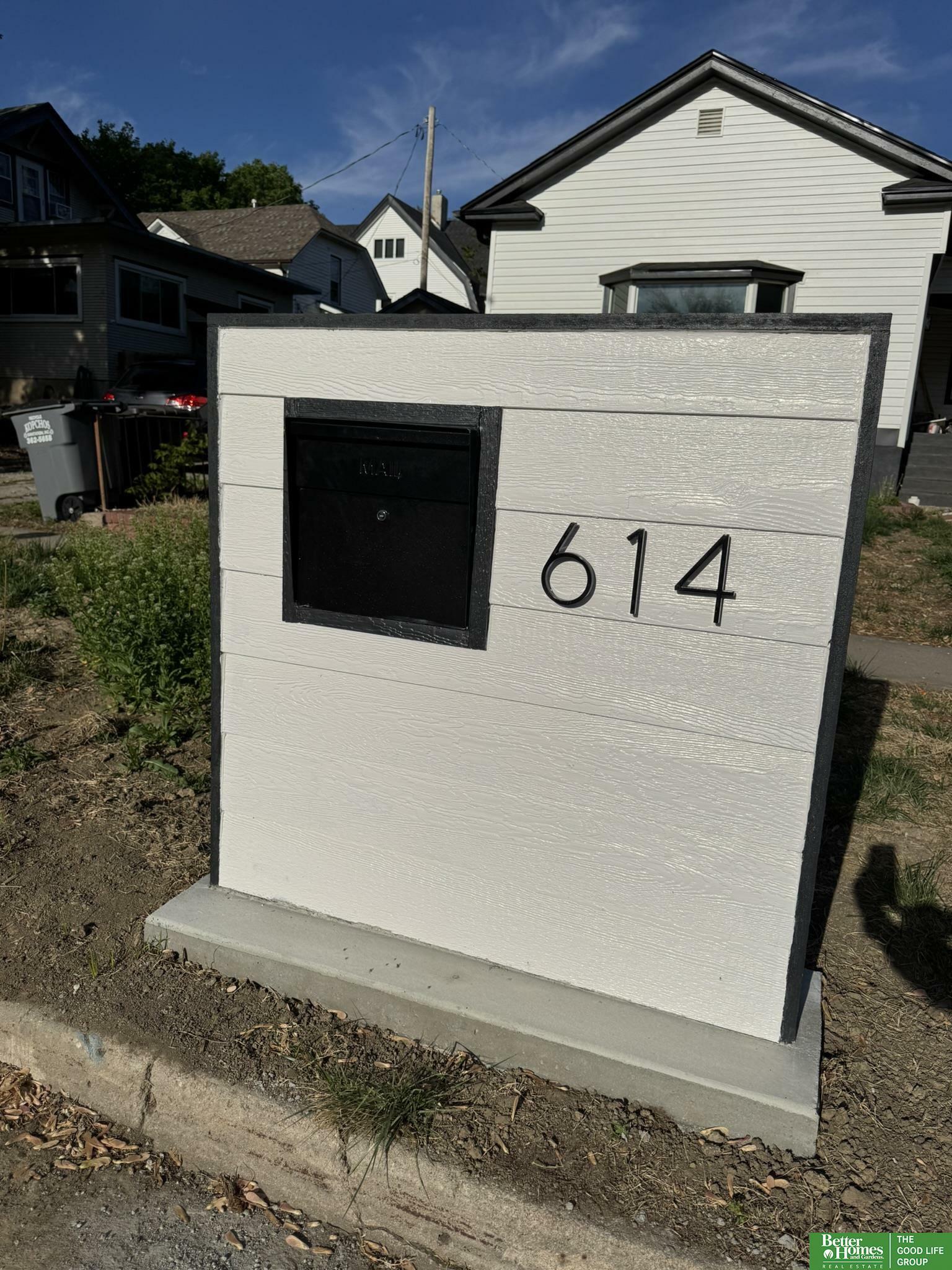 Property Photo: 614 N East Avenue NE 68467