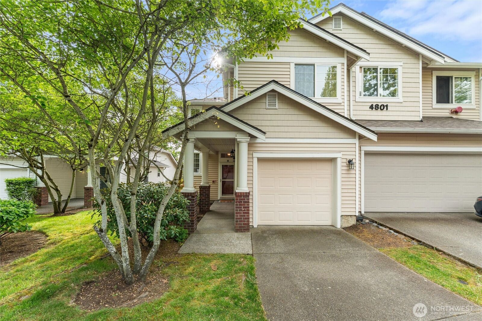 Property Photo:  4801  Lake Place A  WA 98055 