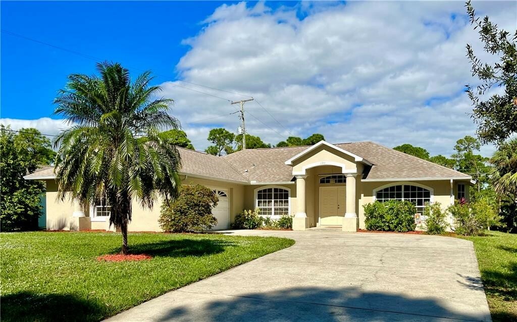 Property Photo: 1366 17th Place SW FL 32962